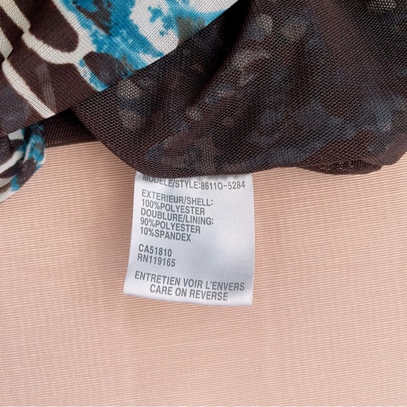 Graphic Print Sleeveless Blouse - Picture 5 of 5